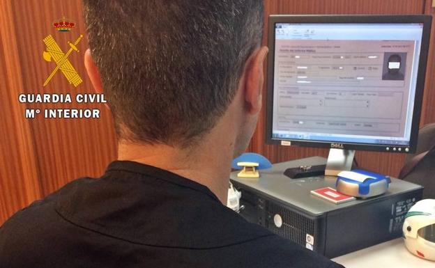 Detienen a los responsables de un centro médico por emitir certificados falsos