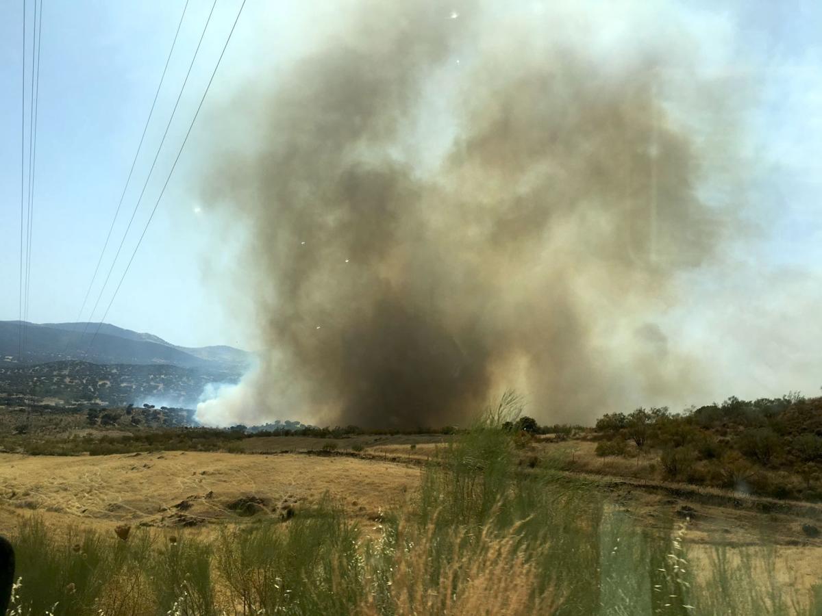 El incendio declarado ayer en Puebal del Maestre, en imágenes