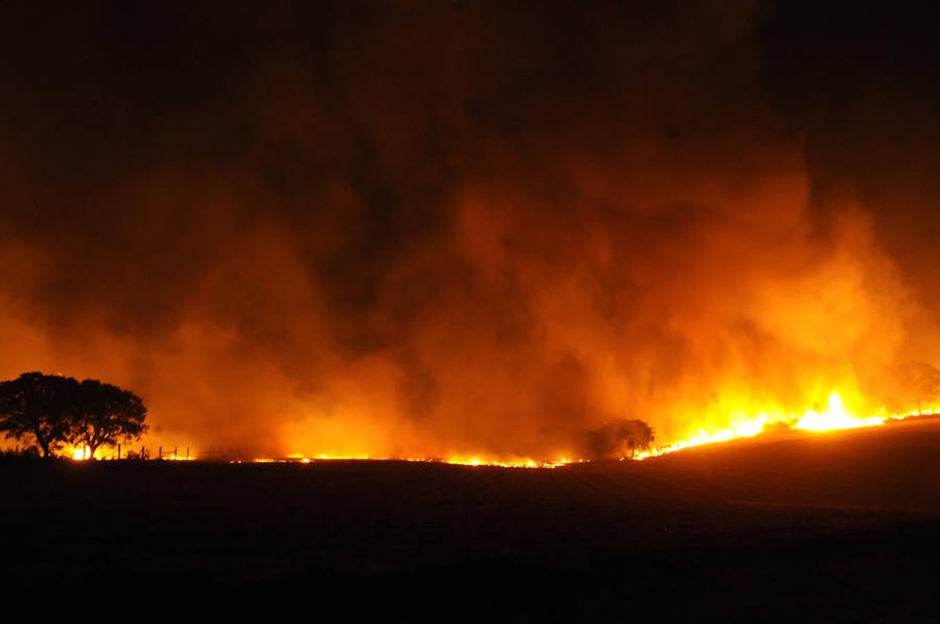 Noche de miedo en Calamonte por el incendio en la Sierra de San Serván