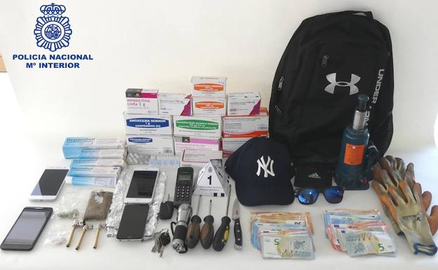 Roban en Cáceres tras ser liberados con cargos por atracar una farmacia en Madrid