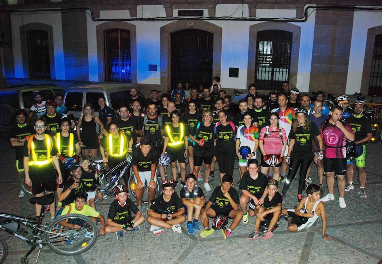 La V Ruta Ciclista Nocturna de APYF reúne a 121 personas