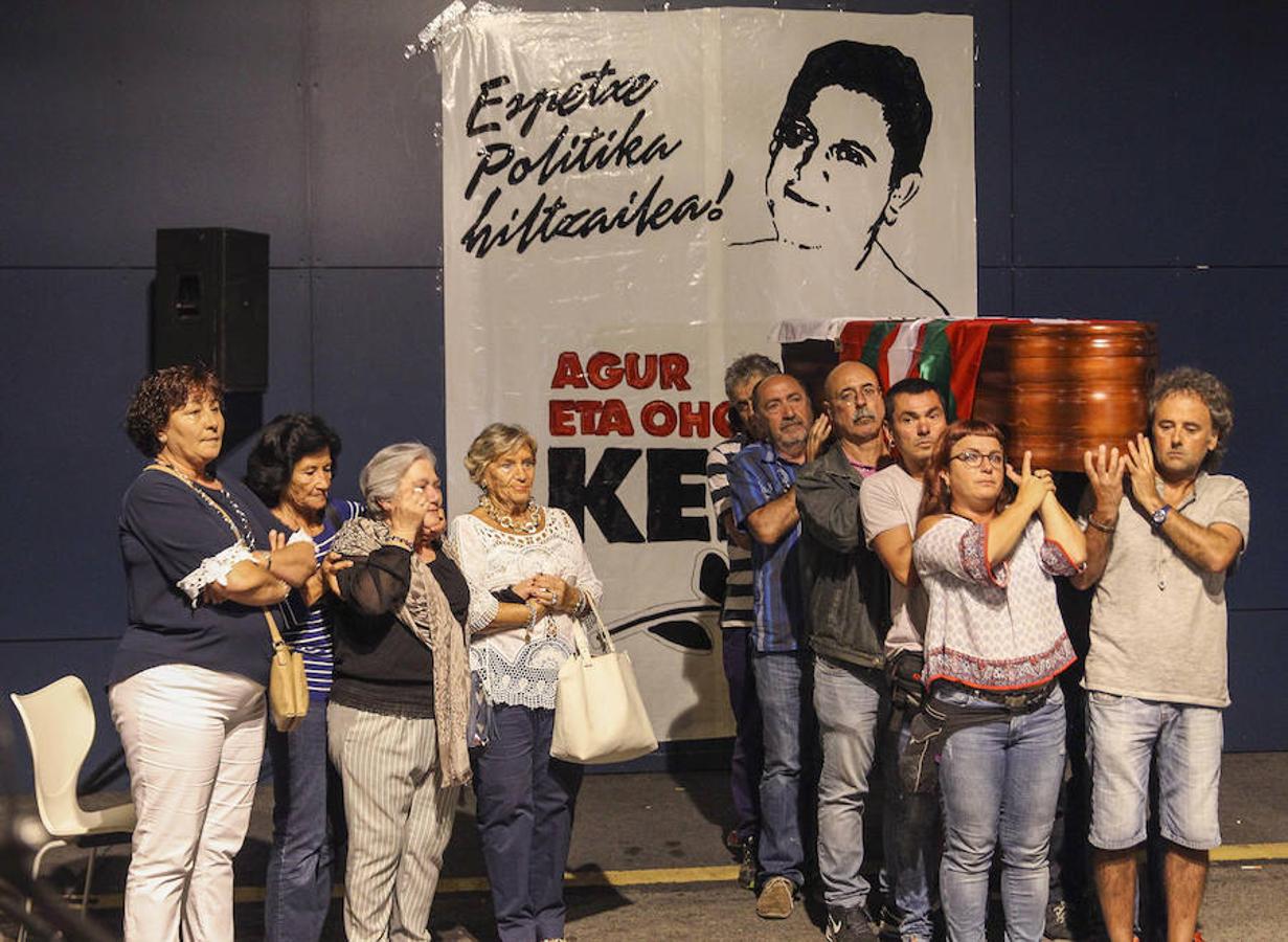 Cientos de personas homenajean al preso de ETA muerto en la cárcel de Badajoz