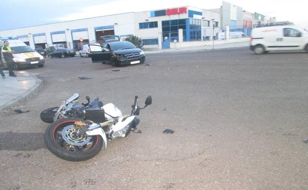 Un motorista resulta herido en una colisión con un coche en Badajoz