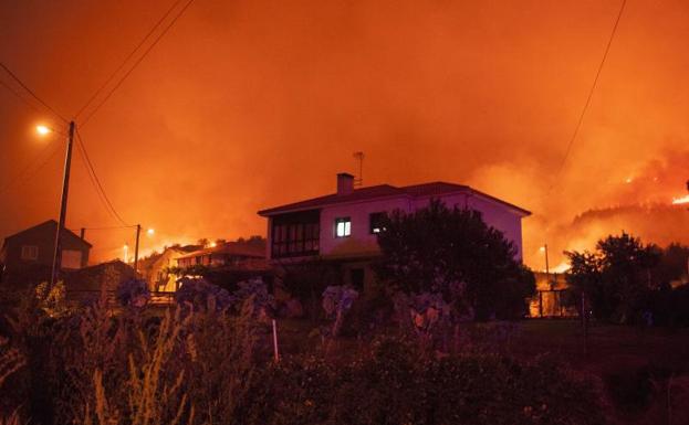 El voraz incendio de Verín sigue avanzando