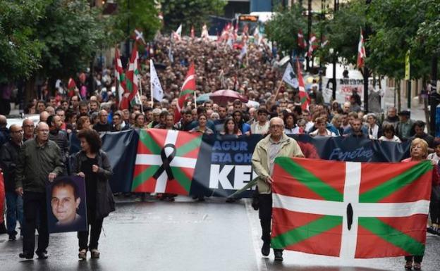 Miles de personas homenajean al preso de ETA fallecido en Badajoz