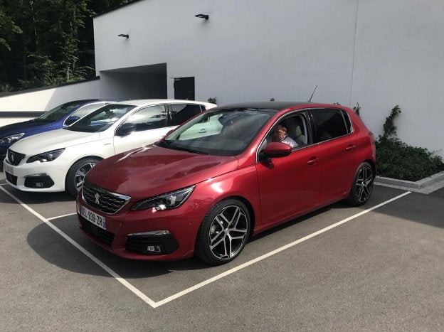 Bajan las ventas de coches un 2% en Badajoz y suben un 4% en Cáceres