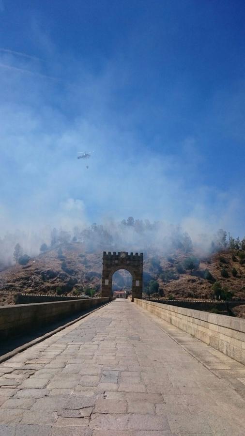 Incendio junto al puente romano de Alcántara
