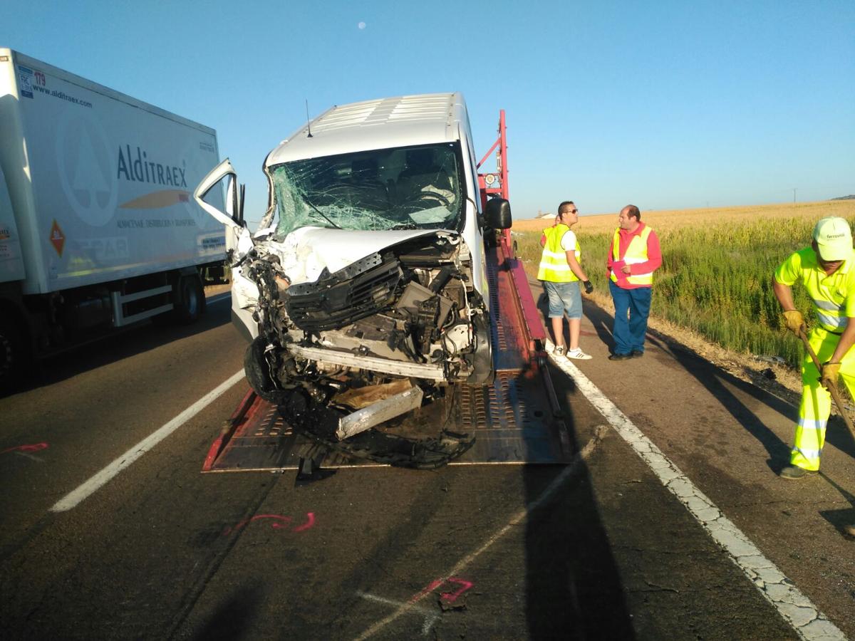 El choque de un tráiler y una furgoneta deja un fallecido cerca de Santa Amalia