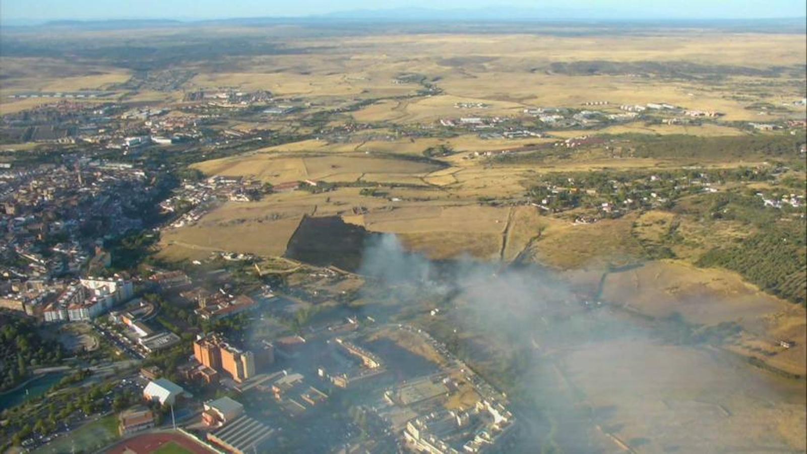 Incendio en la falda de la montaña de Cáceres