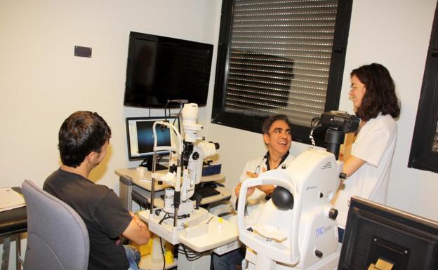 Oftalmólogos de Ciudad Real reconstruyen el ojo izquierdo a un joven extremeño