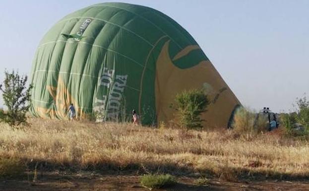 Un globo aerostático aterriza en La Atalaya sorprendiendo a los vecinos