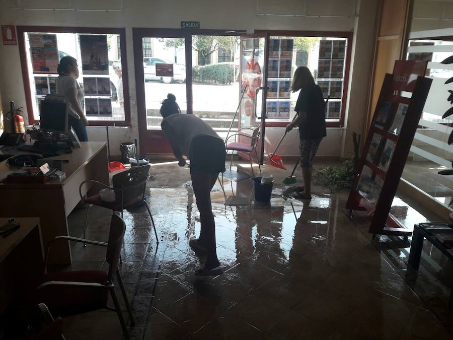 Una fuerte granizada inunda las calles principales de Trujillo