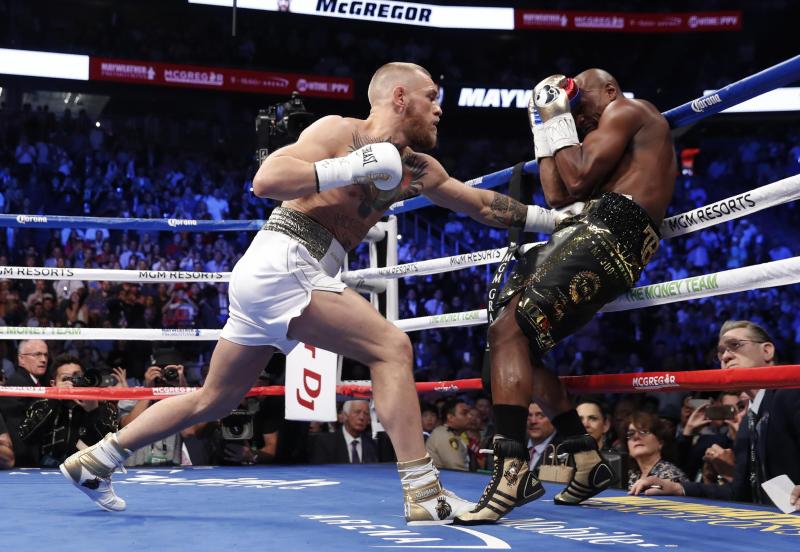 Mayweather gana la 'pelea del siglo' a McGregor