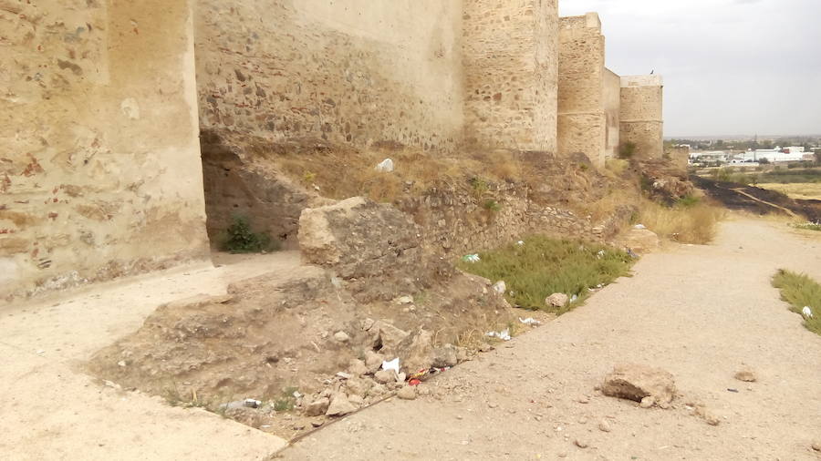 Daños irreversibles producidos por actos vandálicos en la Alcazaba de Badajoz