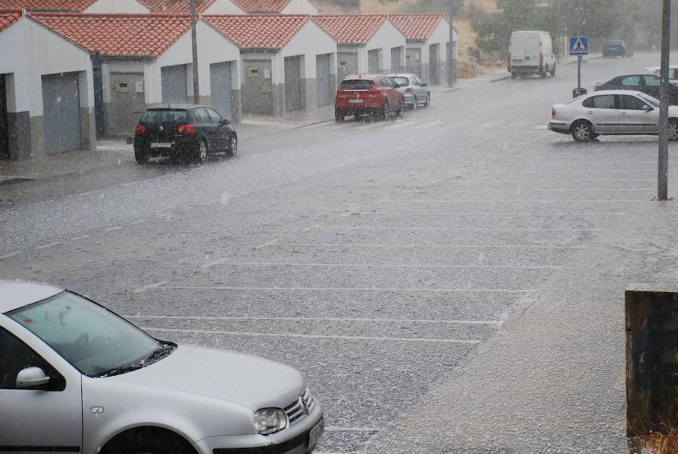 Una fuerte granizada inunda calles y locales