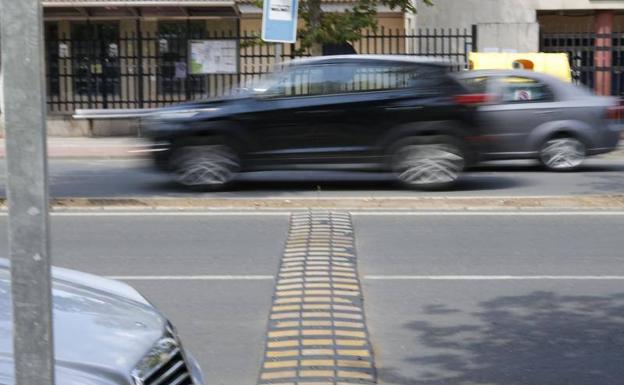 Las bandas reductoras de velocidad en la Hispanidad de Cáceres se instalarán este mes