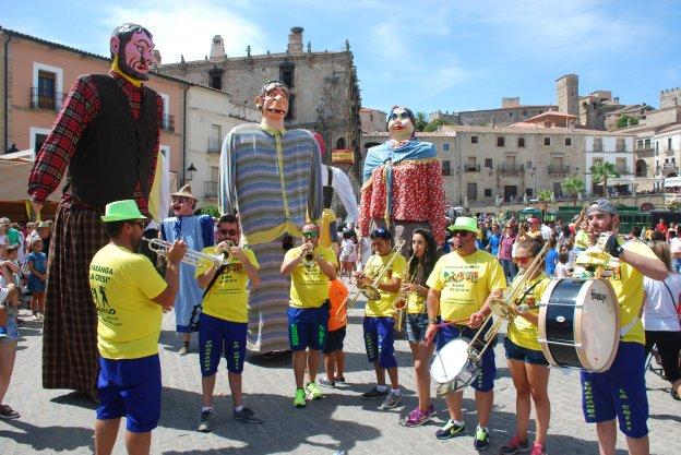 Los trujillanos se echan a la calle en su día grande