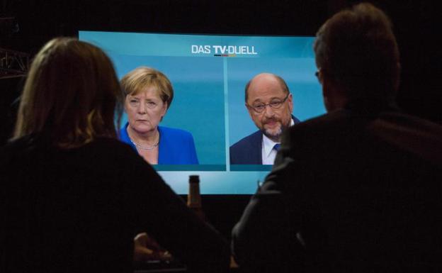 Merkel y Schulz, un duelo entre iguales levemente decantado hacia la titular