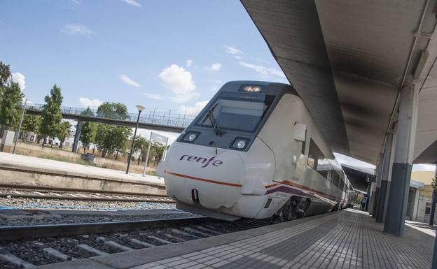 El tren extremeño sufre tres nuevos retrasos en plena operación retorno
