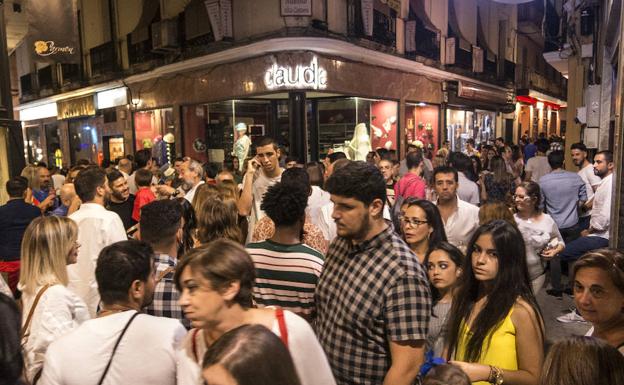 Bares y vecinos del centro de Badajoz negocian para cerrar la guerra por el ruido