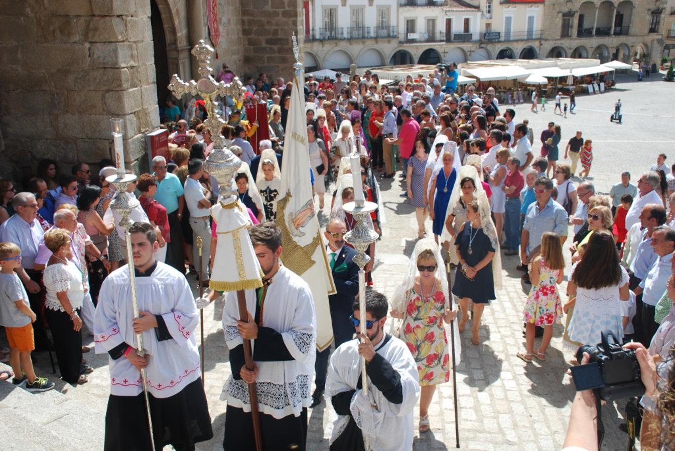 La Patrona regresa, en procesión, al castillo