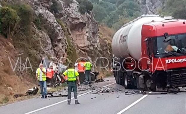 Dos mujeres y tres niños mueren al colisionar un turismo y un camión en Burgos