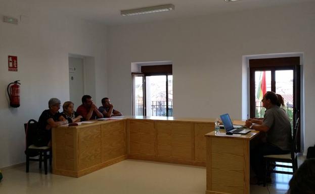 El pleno de Torrejón el Rubio expulsa a su alcalde, condenado por prevaricación