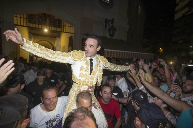 Ponce corta un rabo tras bordar el toreo en la feria de Murcia