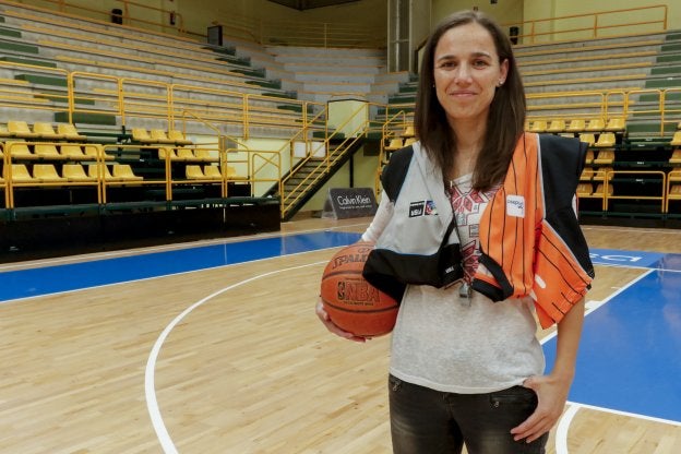Esperanza Mendoza: «Arbitrar es igual en ACB o al lado de casa en infantiles»