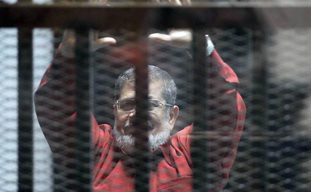 Confirman la cadena perpetua al expresidente egipcio Mursi por espionaje