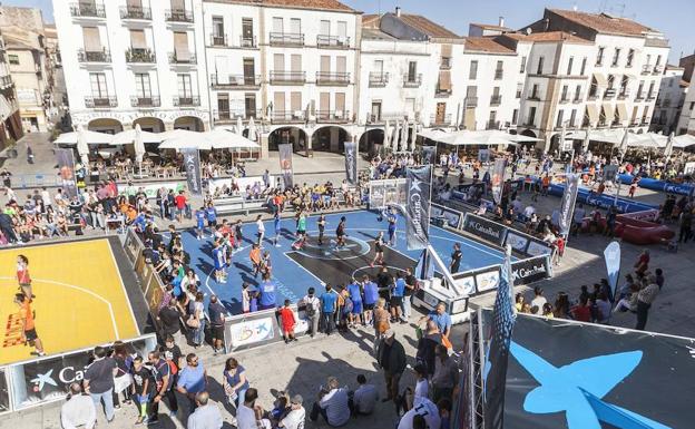 La locura del baloncesto toma la Plaza Mayor de Cáceres