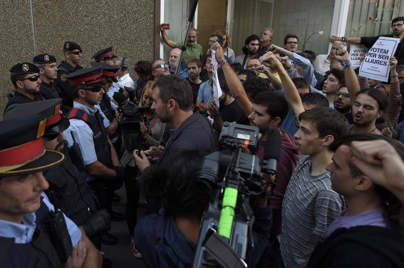 Los Mossos desalojan a varios miembros de las juventudes de la CUP