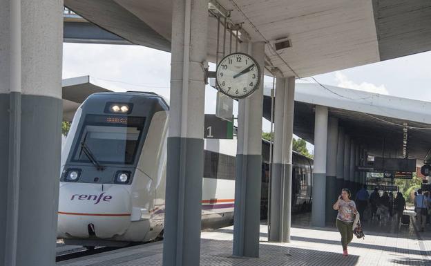 El tren Cabeza del Buey-Badajoz no llega a salir por una avería