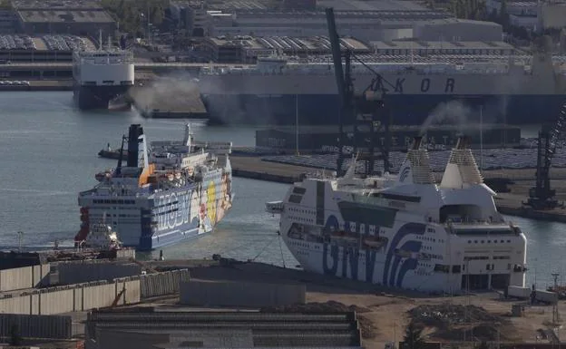 La Generalitat impide atracar al tercer barco del despliegue de Interior contra el referéndum