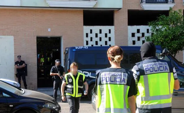 El bangladesí detenido en Mérida, trasladado a Madrid tras nueve horas de registro