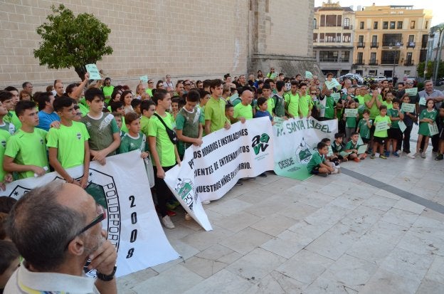 Más de 200 socios del Santa Isabel se manifiestan para pedir un sitio donde entrenar