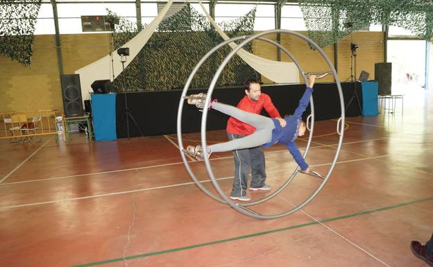 Festicam ofrece acrobacias, danza africana y circo en el Valle del Jerte