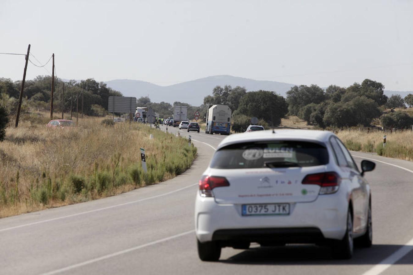Un fallecido en la colisión frontal entre un camión y coche en Cáceres