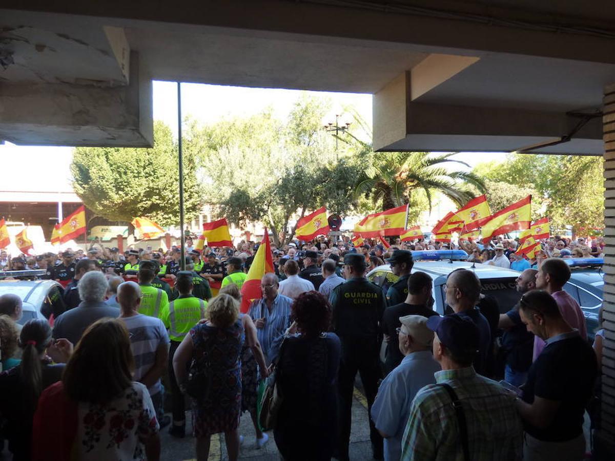 La Guardia Civil recibe el apoyo de policías locales de toda la zona de Navalmoral y de cientos de vecinos
