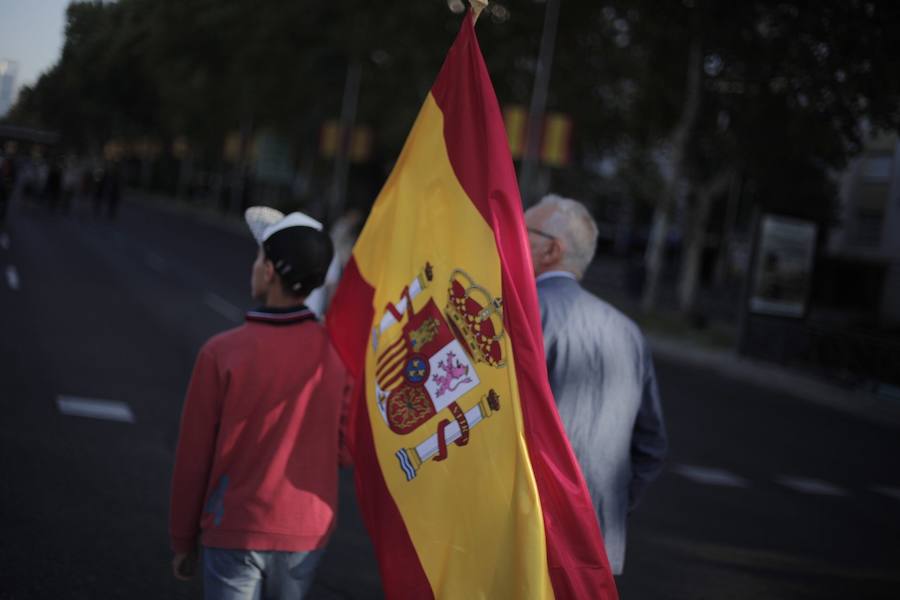 Banderas, aplausos y vivas a España y la Corona