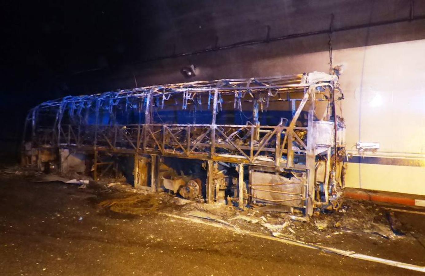 Evacuan a los ocupantes de un autobús que sale ardiendo en el interior del túnel de Miravete