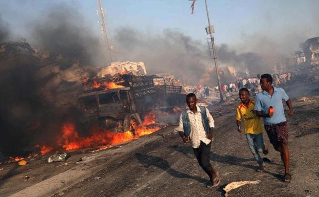 Asciende a más de 300 el número de muertos en un atentado en Somalia