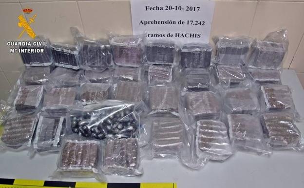Detenido en la Autovía de la Plata con 17 kilos de hachís ocultos en el coche
