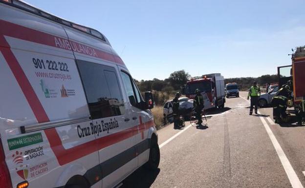 Tres personas heridas tras un choque entre dos vehículos en la Ex-346, en el cruce de Magacela