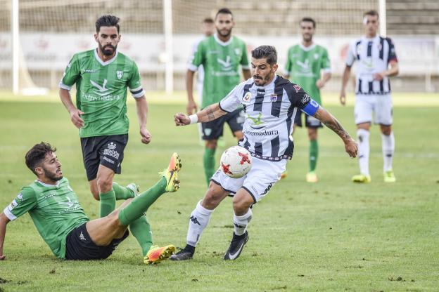 El Badajoz despega por coraje