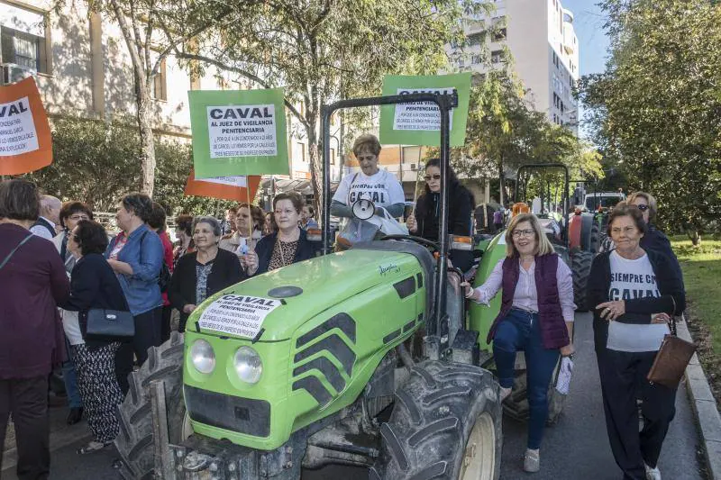 Tractorada de los cooperativistas de Caval por la situación del exgerente