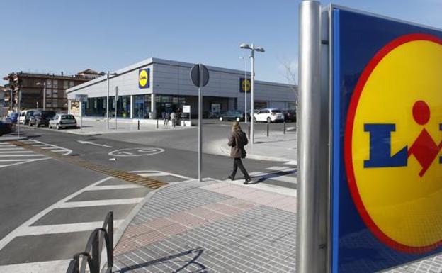 Despiden a un empleado en Lidl por trabajar de más