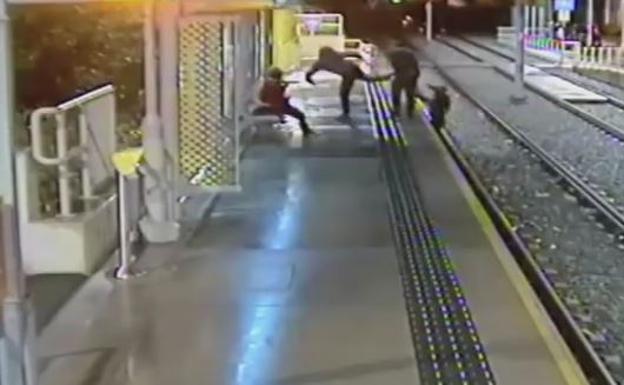 Arrojan a un hombre a las vías