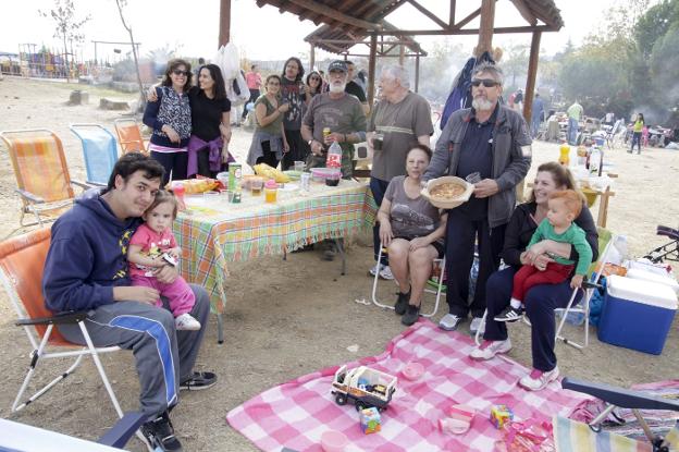 Las familias cacereñas viven el Día de las Castañas en el Cuartillo