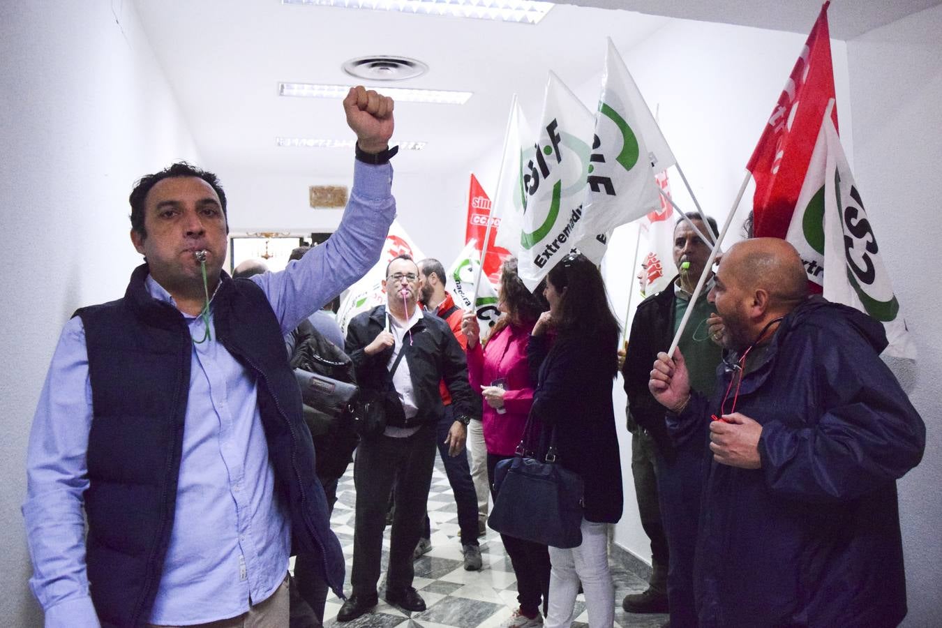 Los trabajadores municipales claman a las puertas del Ayuntamiento de Cáceres